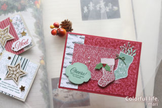 ソックスを並べたクリスマスカード（横：TIDINGS & TRIMMINGS/スタンピンアップ）