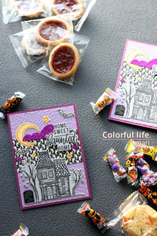 紫でキラキラ怪しい雲がポイント、ホーンテッドハウスのハロウィンのカード（縦：HOME SWEET HAUNTED HOME Halloween/Simon Says Stamp）